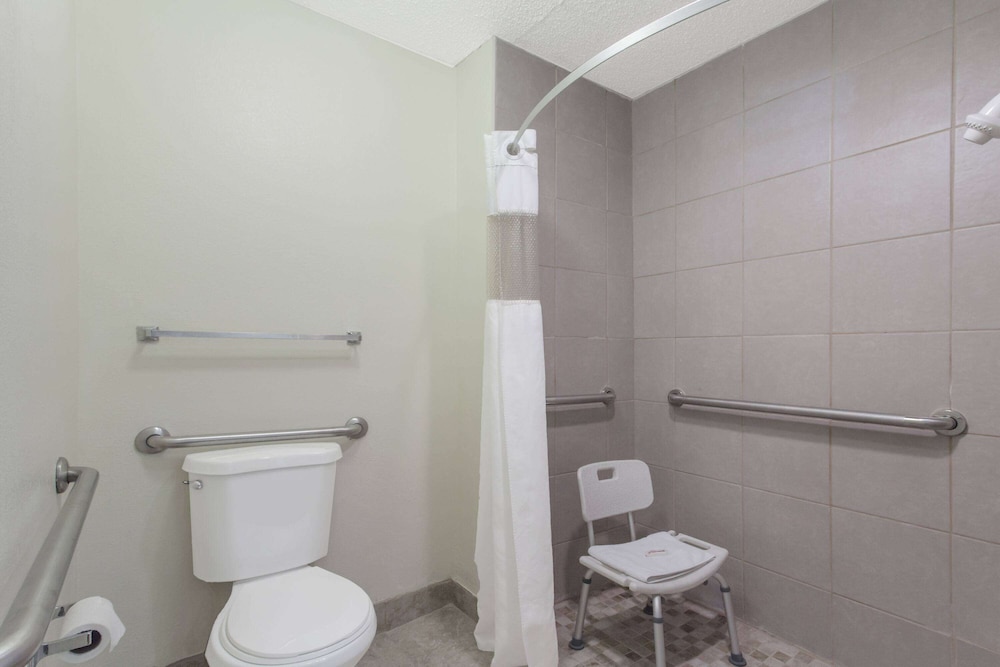Travelodge by Wyndham Clarksville - photo 10