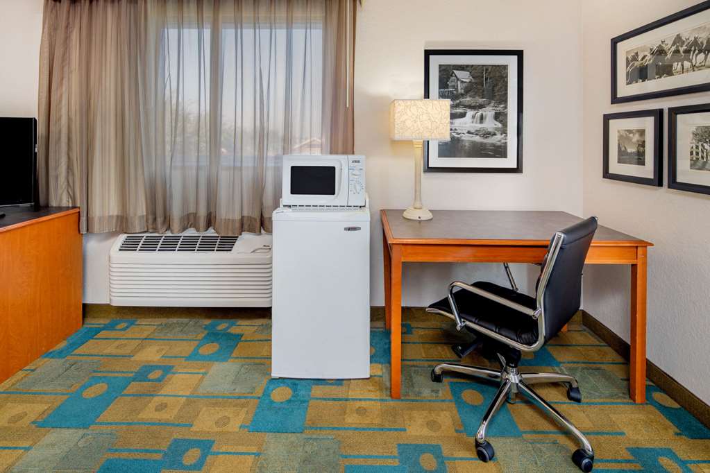 La Quinta Inn & Suites by Wyndham Irvine Spectrum - photo 22