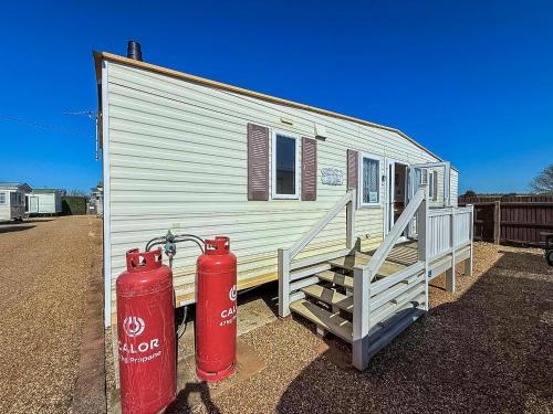 6 Berth Caravan By The Beach In Hunstanton In Norfolk Pets Welcome Ref 13009L in Hunstanton, United Kingdom