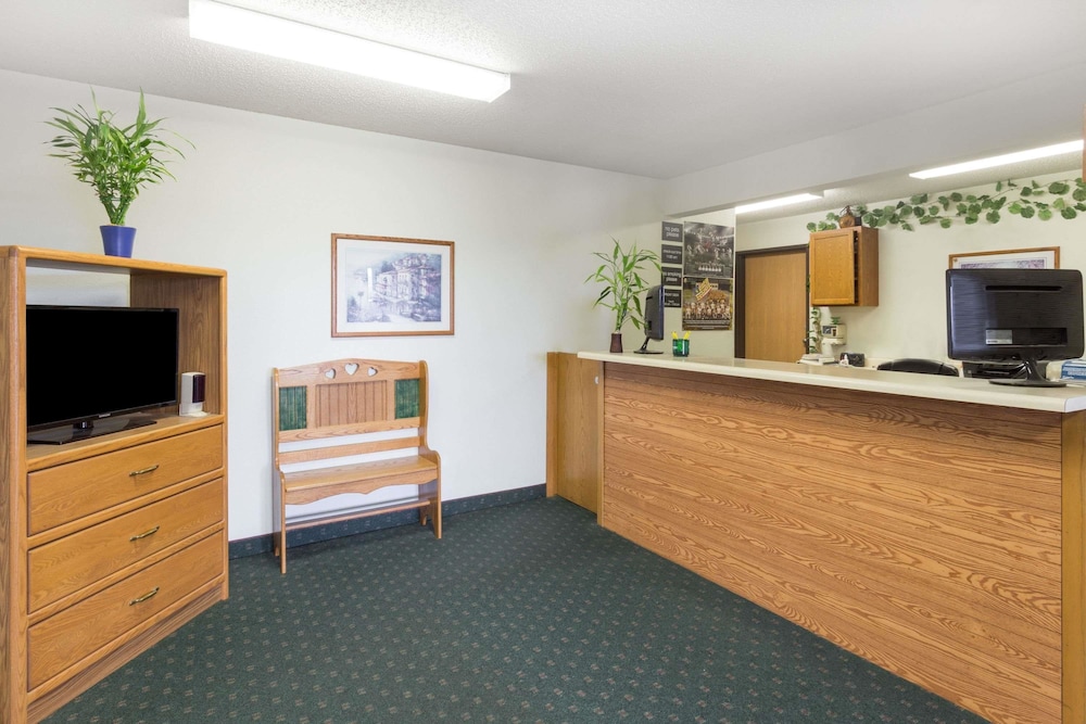 Super 8 by Wyndham Dewitt - photo 2