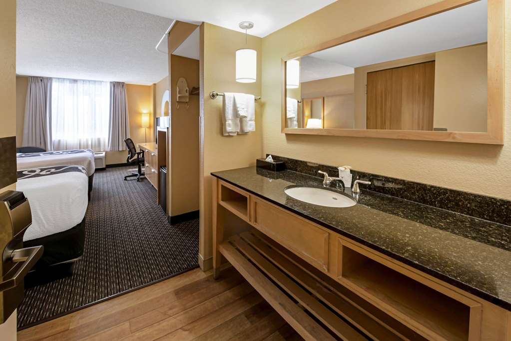 La Quinta Inn & Suites by Wyndham West Palm Beach Airport - photo 19