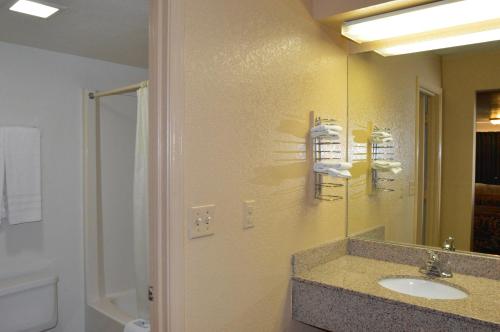 Delux Inn Tulsa - photo 12