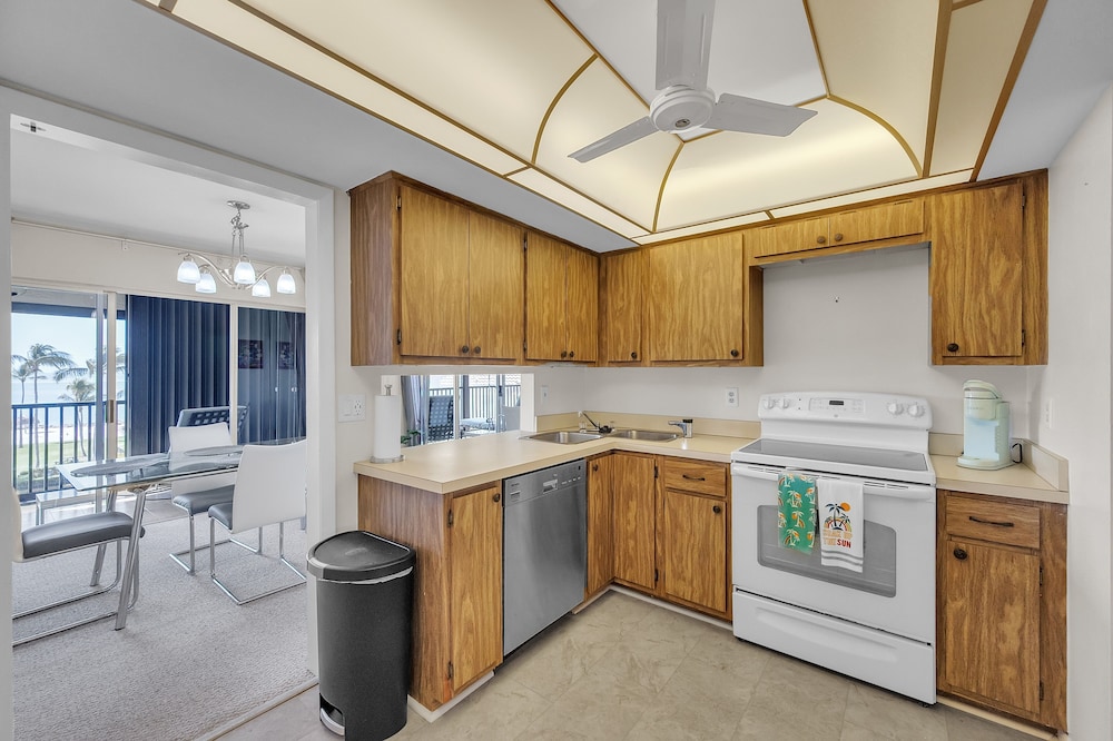Gulf view Condo With Resort style Amenities 2 Bedroom Condo - photo 8