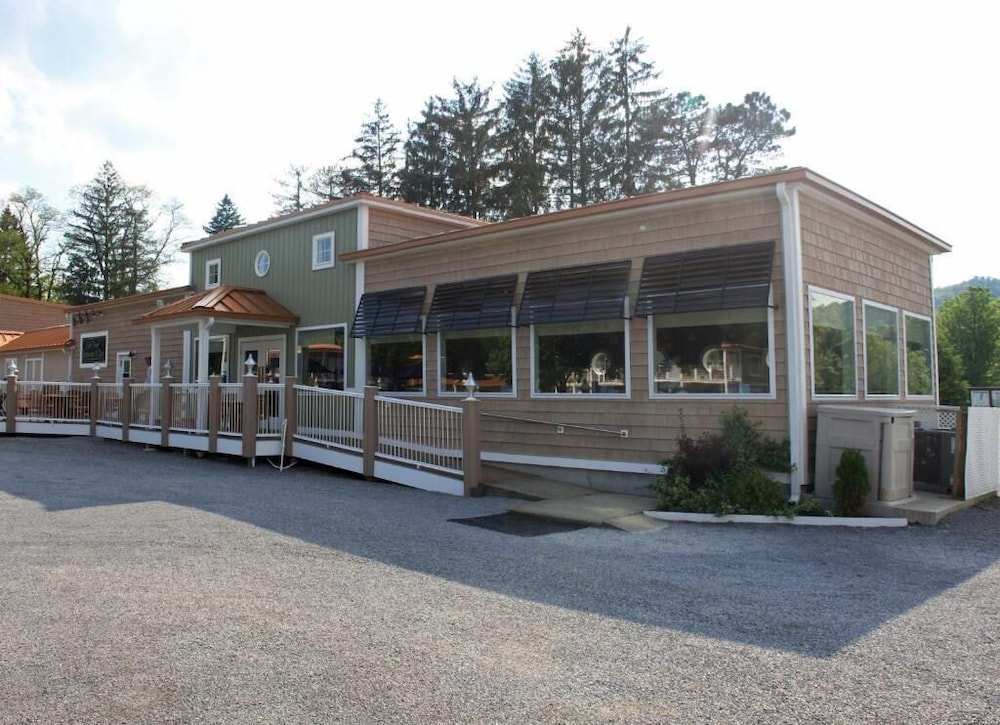 Lake Front Hotel — hotel in Cooperstown