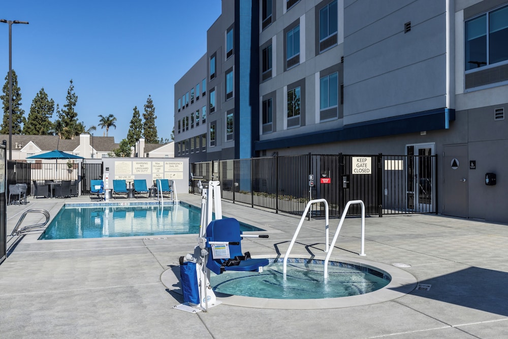 Hampton Inn & Suites by Hilton Bakersfield Central - photo 40