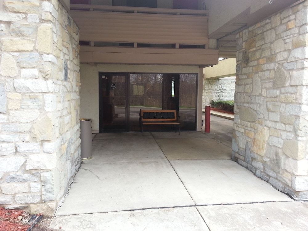 Days Inn & Suites by Wyndham Monroe - photo 18
