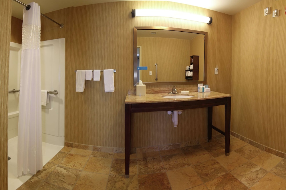 Hampton Inn & Suites Grand Forks - photo 20