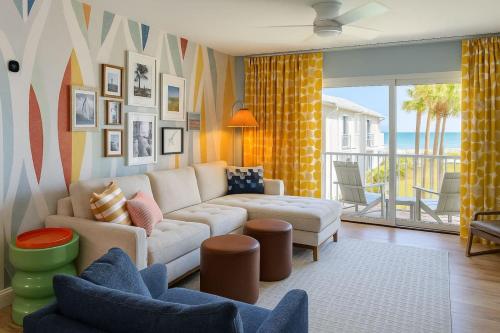 Retro Beachfront Bliss — 4-Star Luxury Hotel in New Smyrna Beach, United States