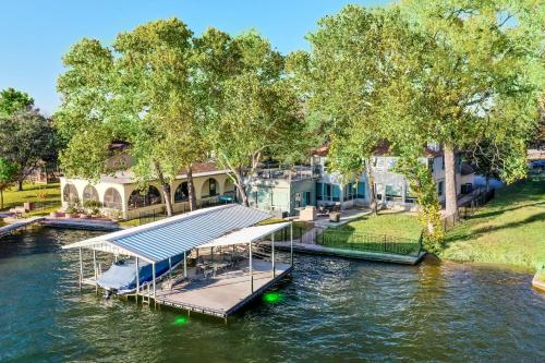Waterfront Home and Concierge Services — 4-Star Luxury Hotel in Granite Shoals, United States