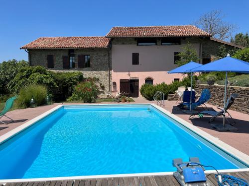 Rustico im Piemont mit Panorama — 4-Star Luxury Hotel in Clavesana, Italy
