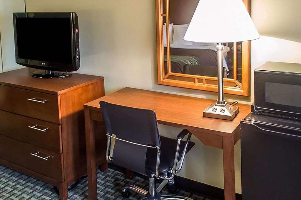Days Inn by Wyndham Austintown - photo 12