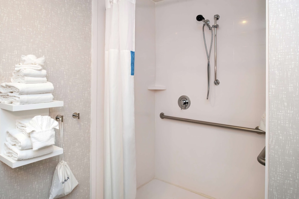 Hampton Inn Greensboro Airport - photo 32