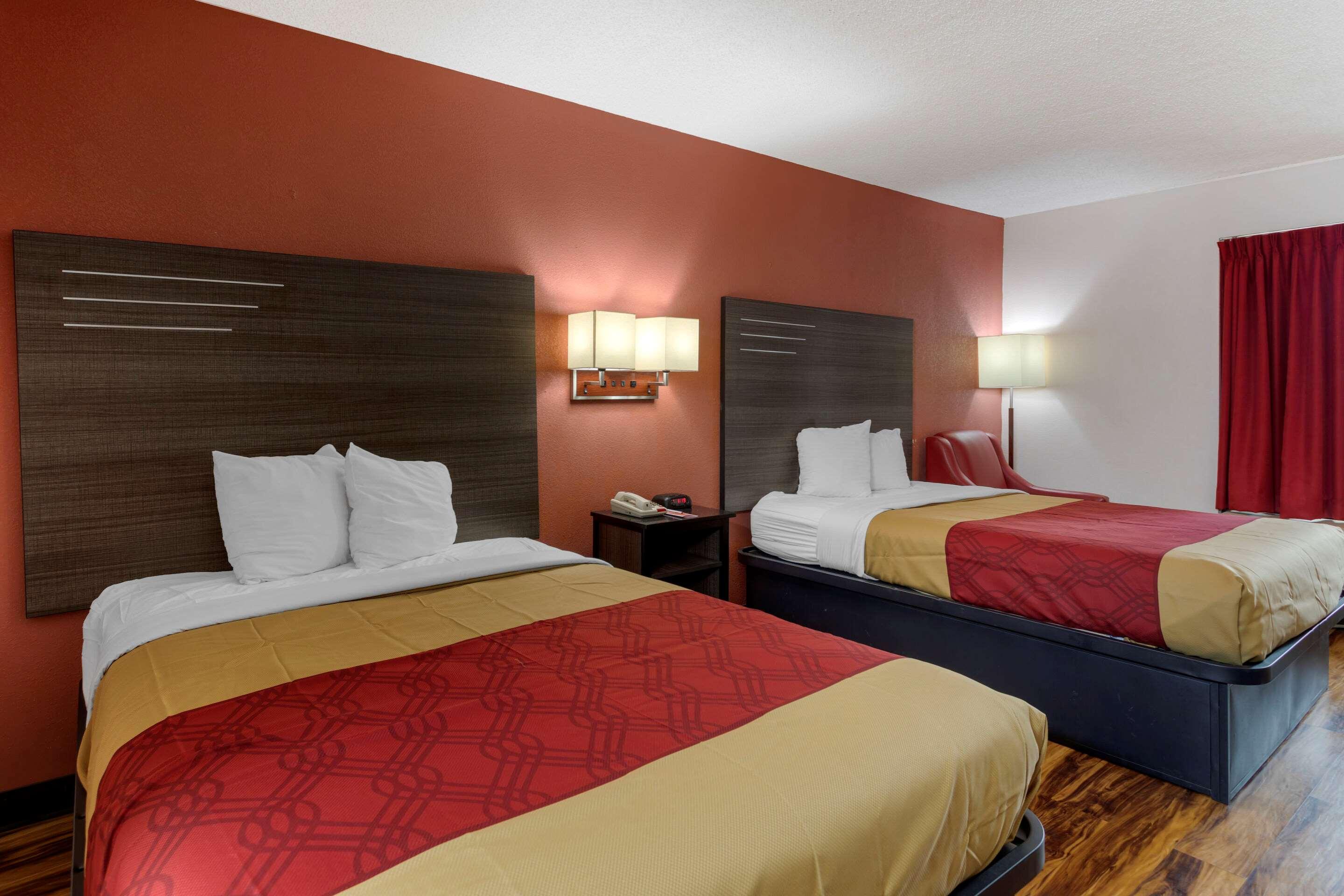 Econo Lodge Madison Airport - photo 23