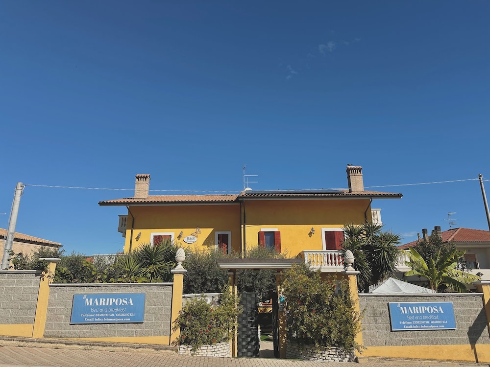 B&B Mariposa — 4-Star Luxury Hotel in Collecorvino, Italy