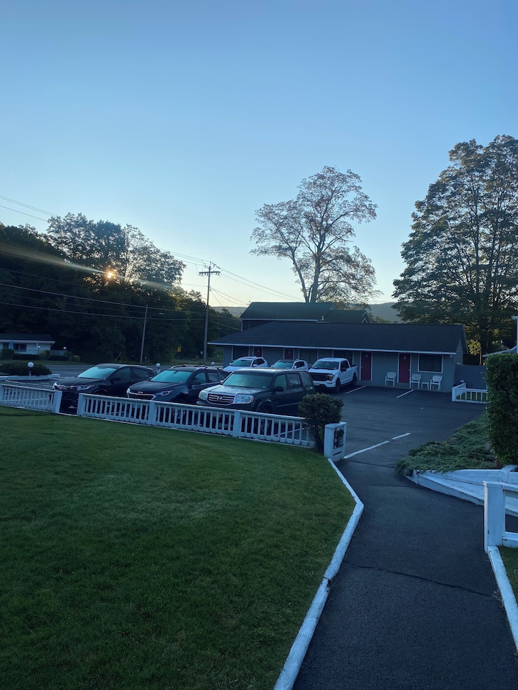 Barberry Court Motel - photo 26