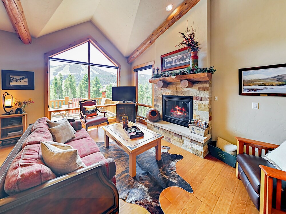 Slope side Lakota 4br W Hot Tub & Stunning Views 4 Bedroom Townhouse — 4-Star Luxury Hotel in Winter Park, United States