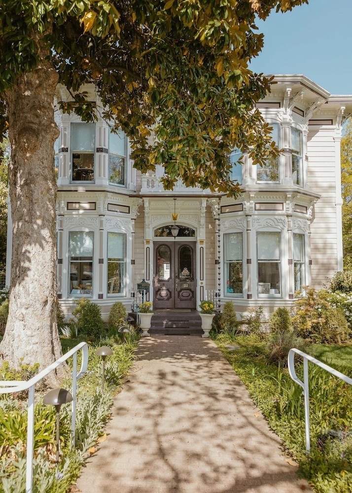 McCall House Boutique Inn — 4-Star Luxury Hotel in Ashland, United States