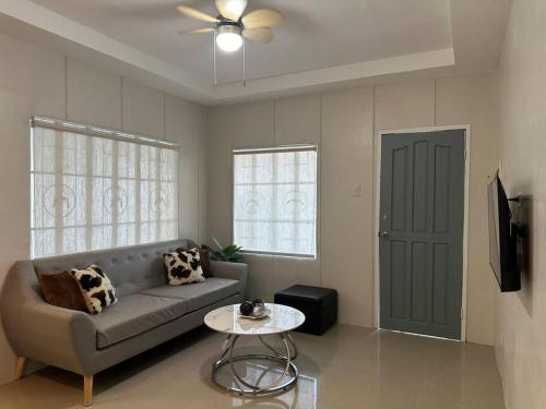 Japandi Home C Fully Aircon WIFI Hot shower 24hGuard Center near Malls — 4-Star Luxury Hotel in General Santos, Philippines