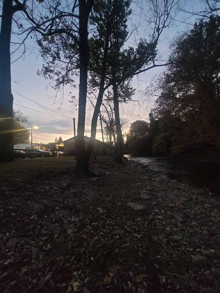 Economy Inn Sylva - photo 44