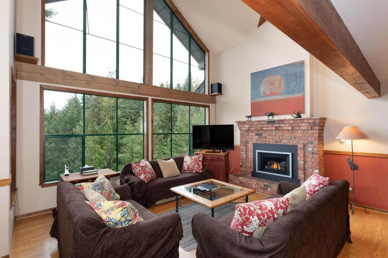 Northern Lights 16 Large 4 Bed Townhome Near To Village W Hot Tub Steam Room & Parking in Whistler, Canada