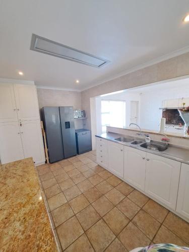 Stunning 3 Bedroom beach house in Bloubergstrand