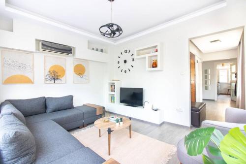 Pretty Corner Flat with Abundant Light in Kadikoy — 4-Star Luxury Hotel in Istanbul, Turkey