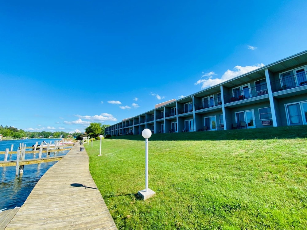 Fleetwood Inn & Suites - photo 25