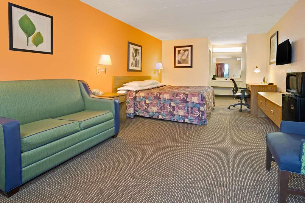 Days Inn by Wyndham Cincinnati East - photo 9