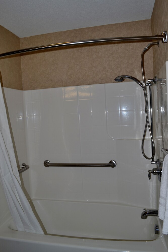 Paola Inn And Suites - photo 30