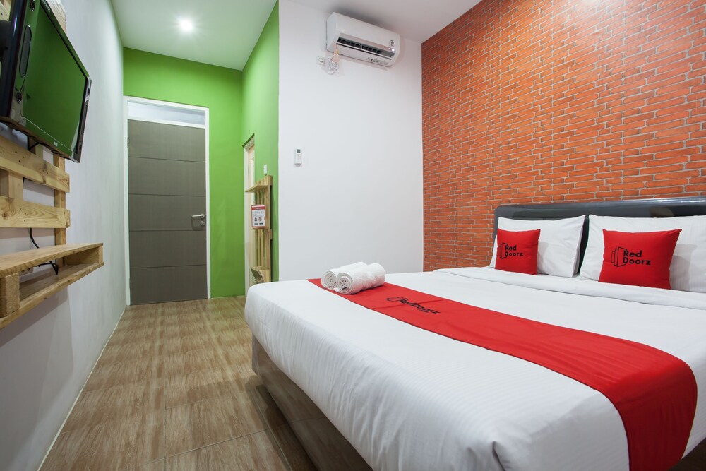 RedDoorz Plus @ Raya Sengkaling in Malang, Indonesia