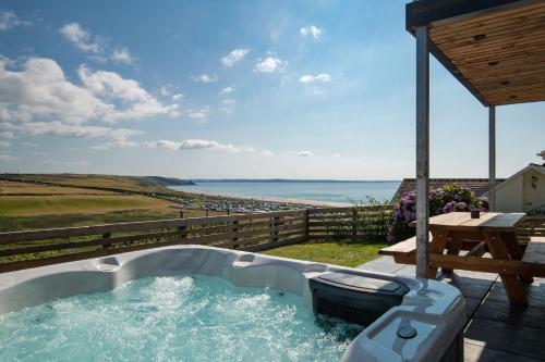 Unforgettable sea views Hot tub Modern property — 4-Star Luxury Hotel in Haverfordwest, United Kingdom