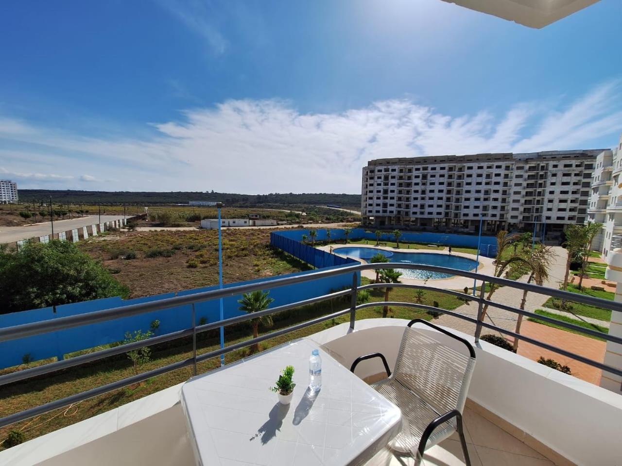 Bel appartement climatisé avec piscine et parking souterrain gratuit à deux pas de la mer — 4-Star Luxury Hotel in Tangier, Morocco