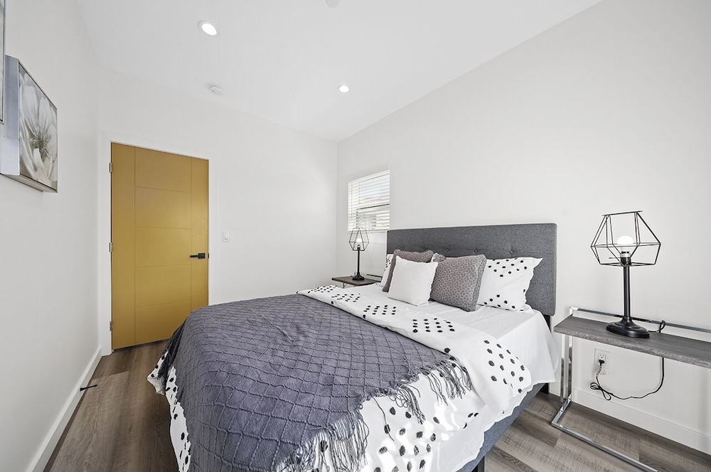 Downtown LA Stylish Bedrooms - photo 8
