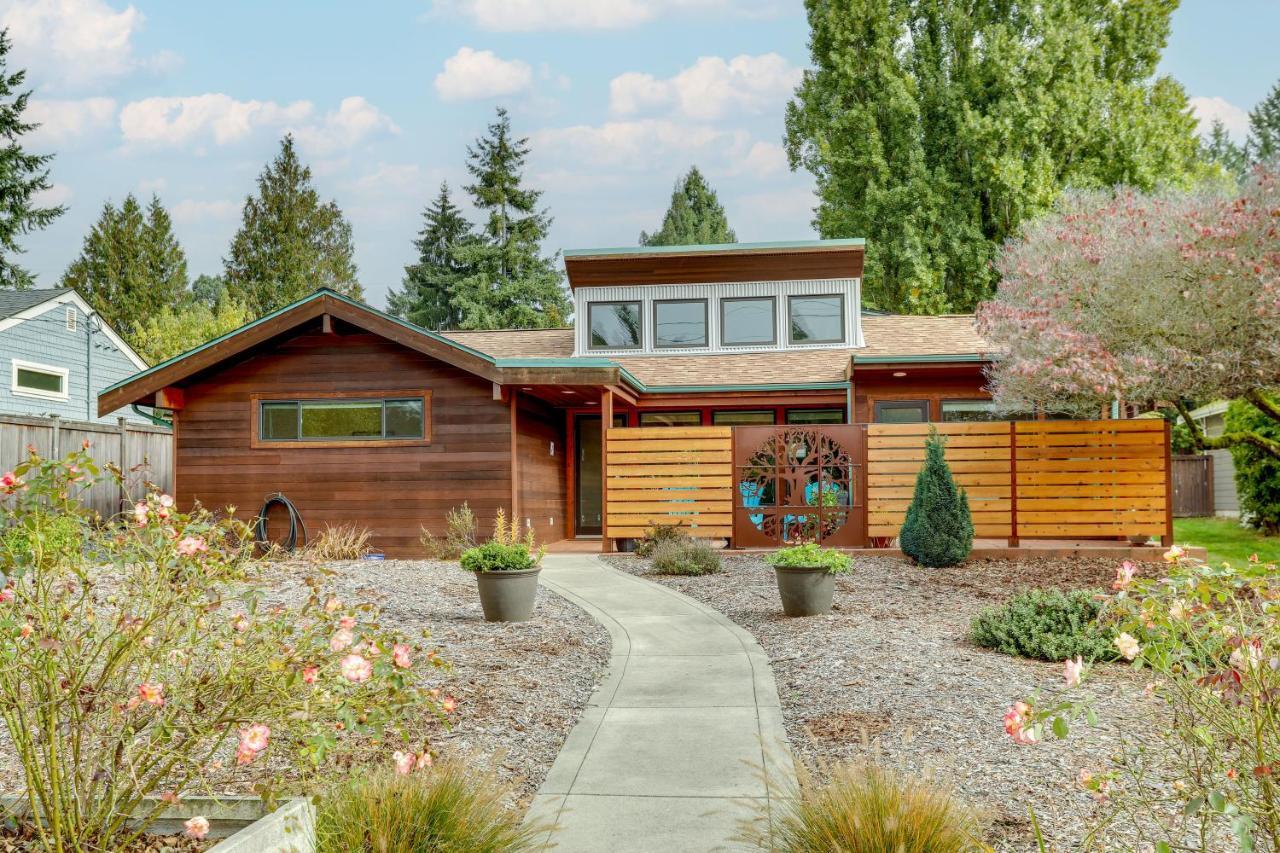 Near Eats and Brews Beautiful Seattle Home with Patio — 4-Star Luxury Hotel in Seattle, United States