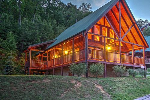 Solid Ground Lodge with Yard — 4-Star Luxury Hotel in Pigeon Forge, United States
