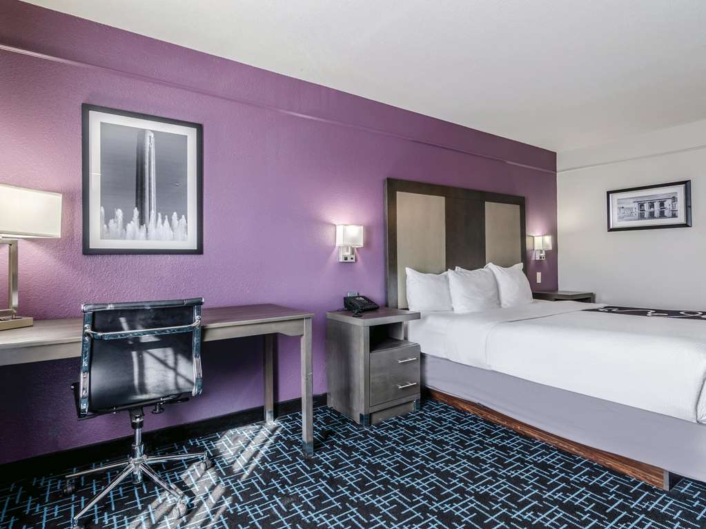 La Quinta Inn & Suites by Wyndham Kansas City Airport - photo 23