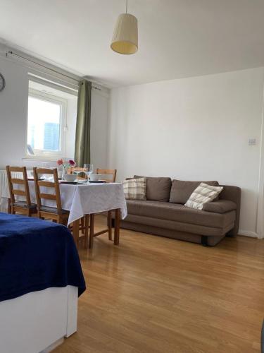 Comfy Entire Flat with City View Balcony in Regents Park Camden Central London — 4-Star Luxury Hotel in London, United Kingdom