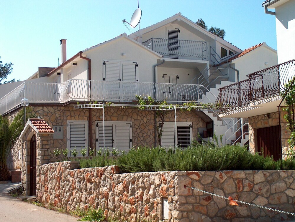 Apartmani Dutković — 4-Star Luxury Hotel in Jelsa, Croatia