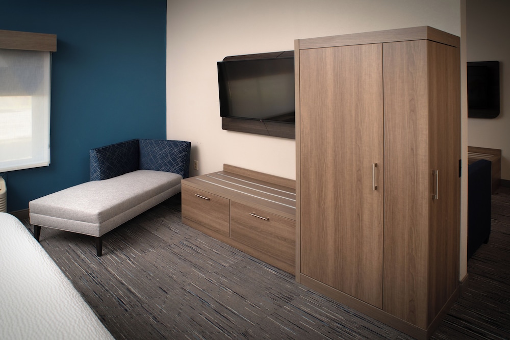 Holiday Inn Express and Suites Fairmont by IHG - photo 9