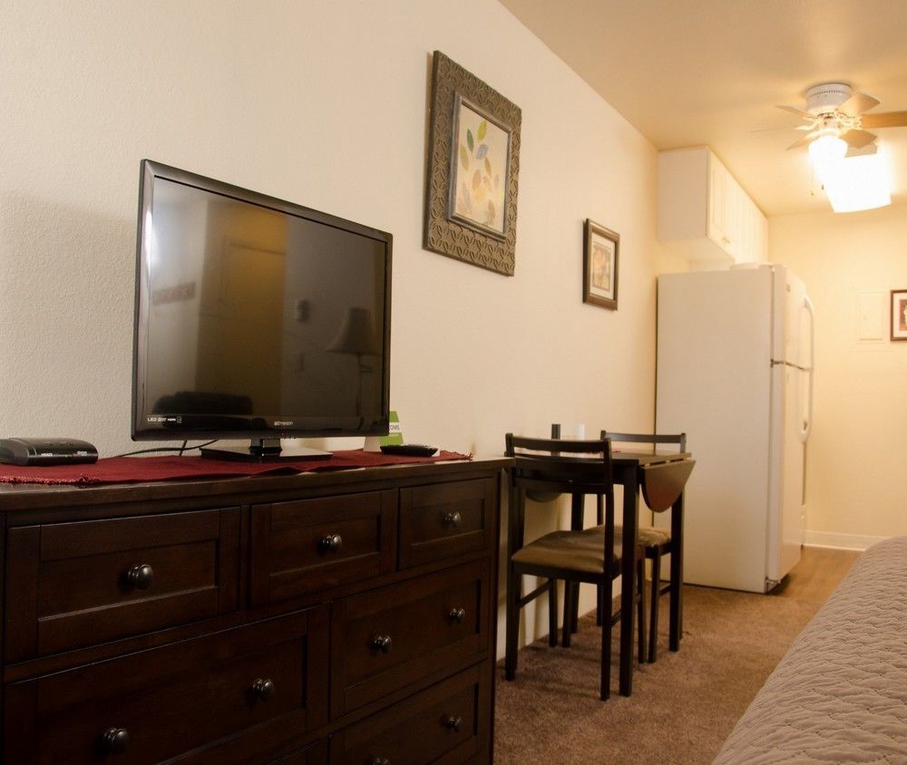 Bond Hotel & Extended Stay - photo 3
