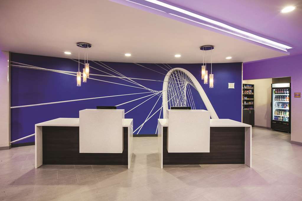 La Quinta Inn & Suites by Wyndham Dallas Northeast Arboretum - photo 3