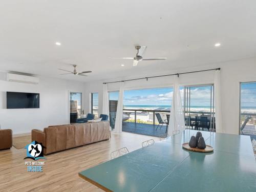 Ultimate In Middleton Coastal Style With Views Sleeps 10 — Middleton