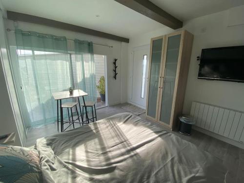 Beau Studio Neuf Et Equipe - carbon neutral hotel in Blace