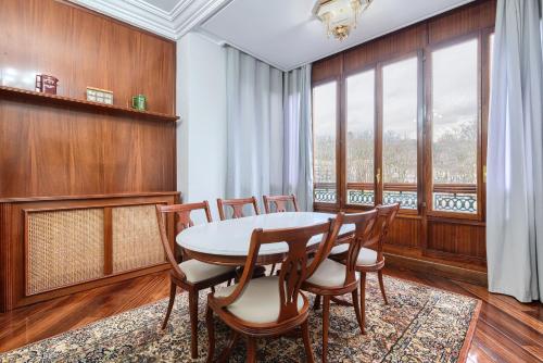 Piso Señorial con vistas a la ria — 4-Star Luxury Hotel in Bilbao, Spain