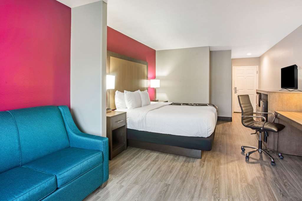 La Quinta Inn & Suites by Wyndham Fort Smith - photo 24