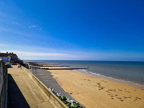 The Wave 3 bed beach front home in Sheringham — 4-Star Luxury Hotel in Sheringham, United Kingdom