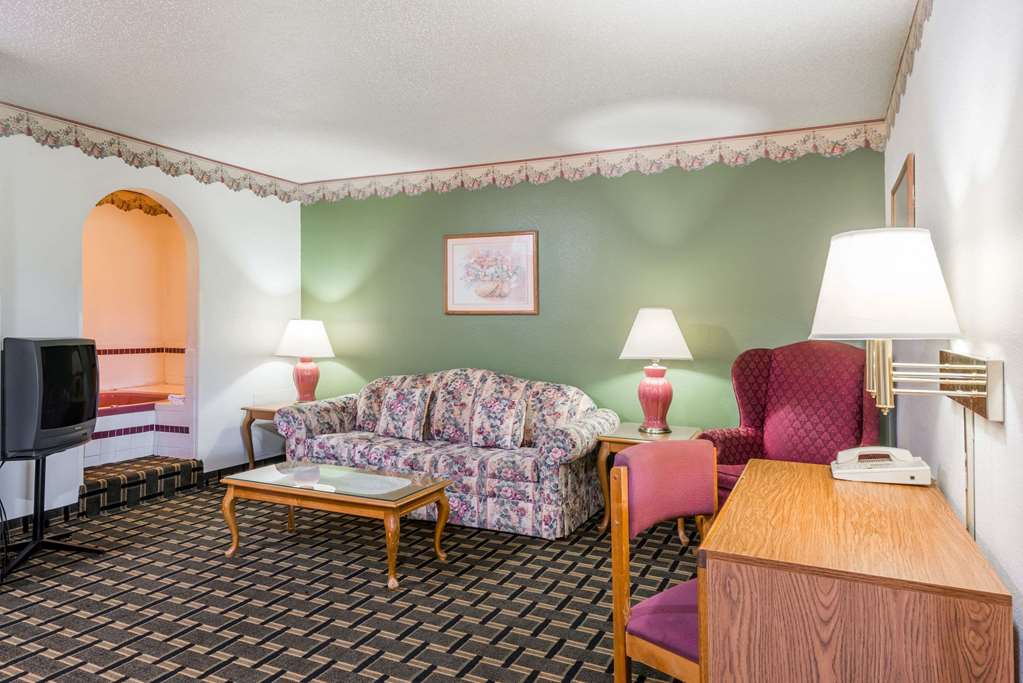 Super 8 by Wyndham Coshocton Roscoe Village — hotel in Coshocton