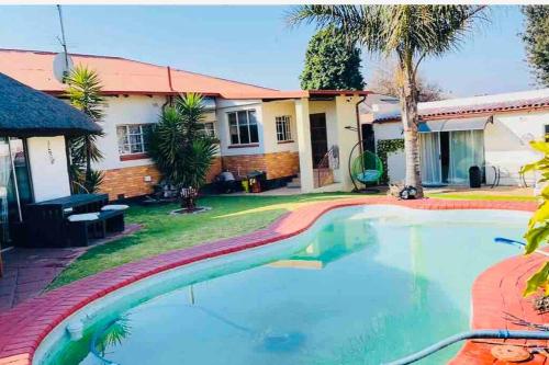 Terry s Cozy cottage — 4-Star Luxury Hotel in Germiston, South Africa