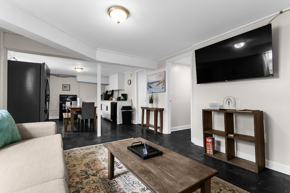 10 Mins to Downtown Modern in Magic City Unit B in Birmingham, United States