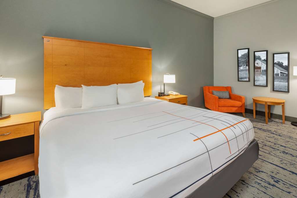 La Quinta Inn & Suites by Wyndham Bridgeport - photo 17